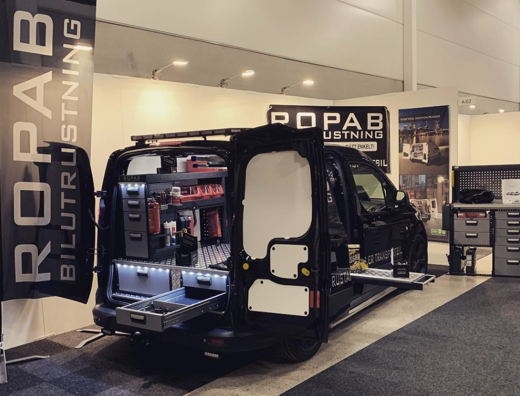 Bilutrustning i en demobil på mässa