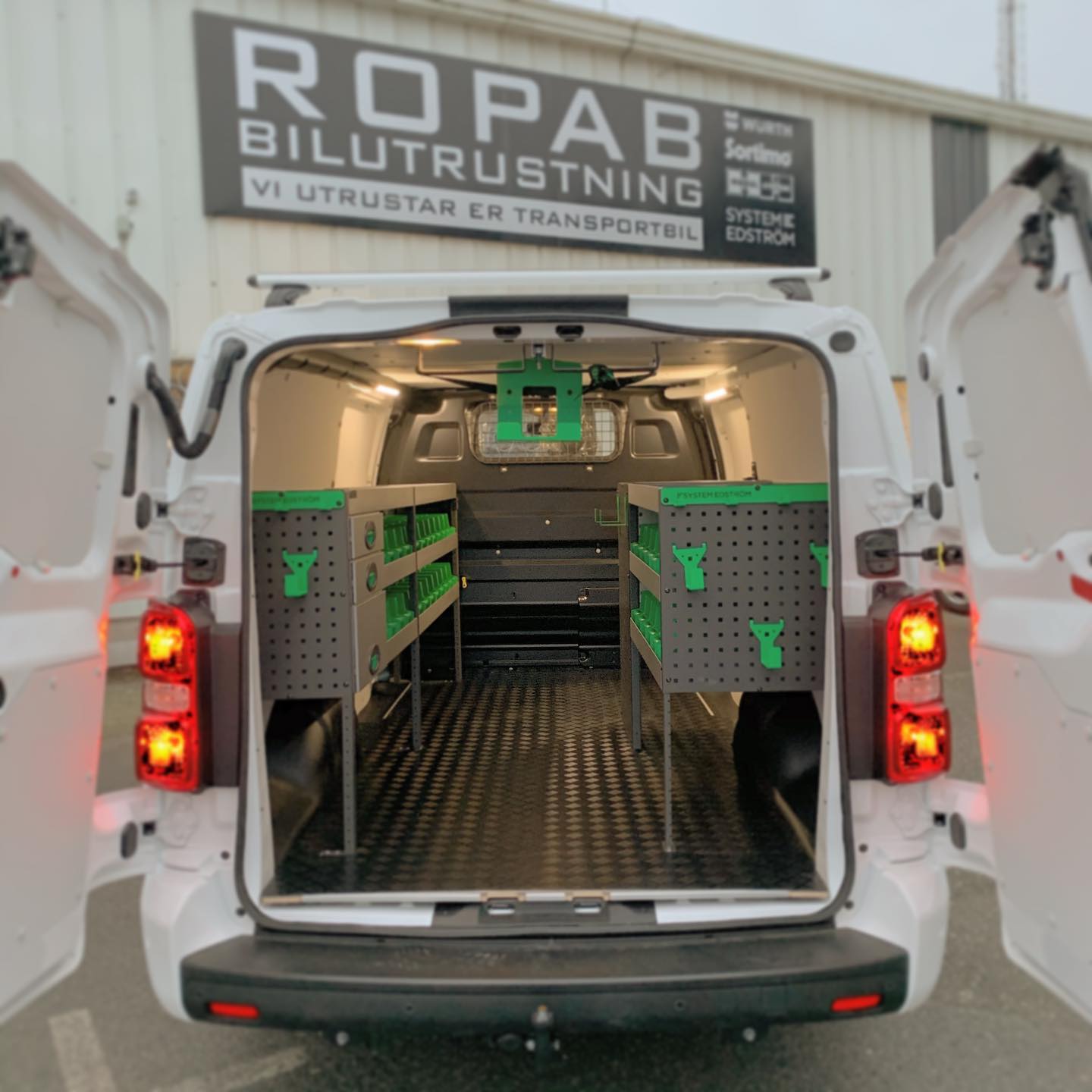 Bilinredning framför Ropabs verkstad i Jönköping